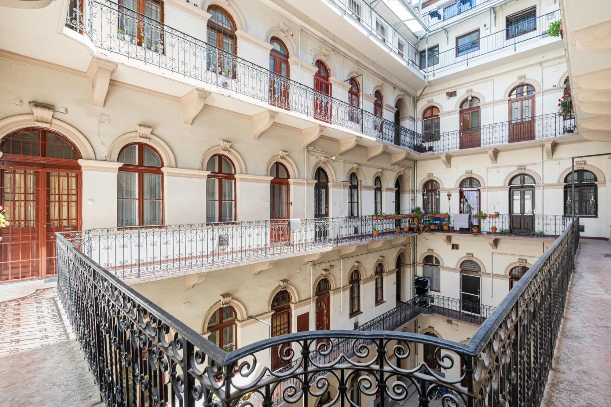 Cosmopolitan Studio - Chic Getaway In A Fancy Neighbourhood Budapest Eksteriør bilde